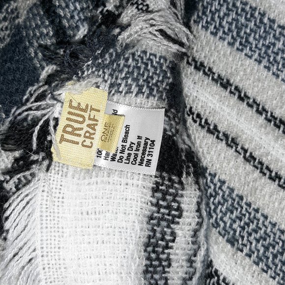 LIMITED TIME SALE: True Craft Black and White Blanket Scarf - Picture 2 of 4